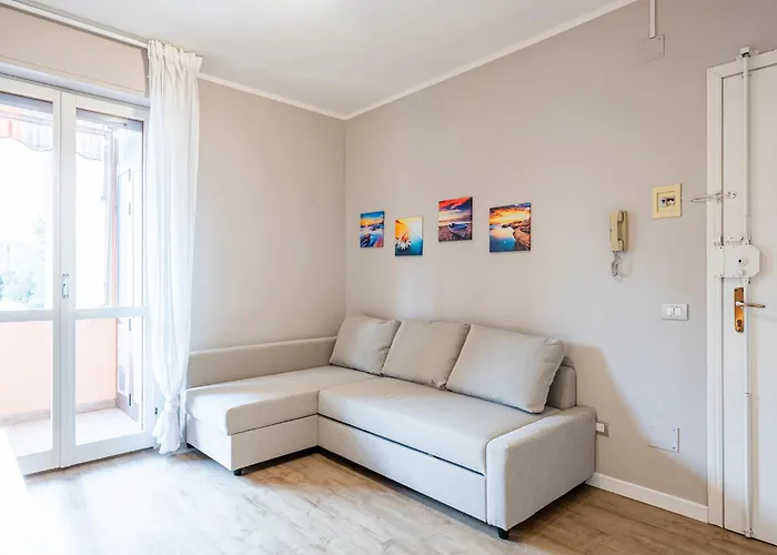 Homiday- Light Flat - Free Parking Apartmán